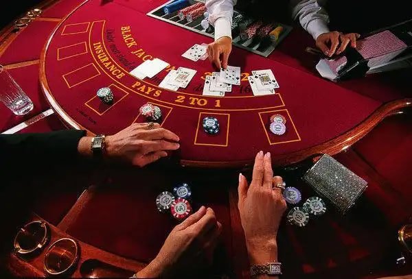 Pengguna air123 menikmati slot online dari ponsel saat bersantai di rumah